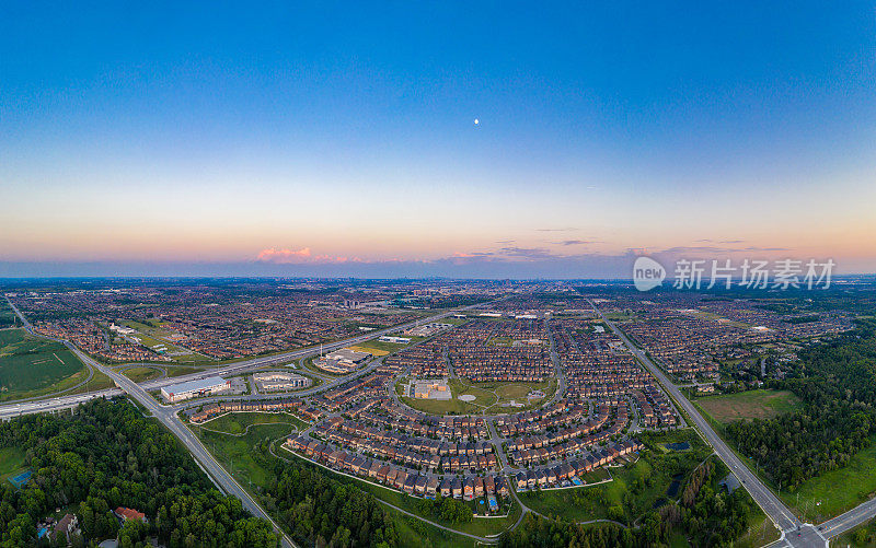 鸟瞰图Purpleville, Kleinburg在特斯顿路和400高速公路，独立和复式住宅在伍德布里奇沃恩，安大略省，加拿大